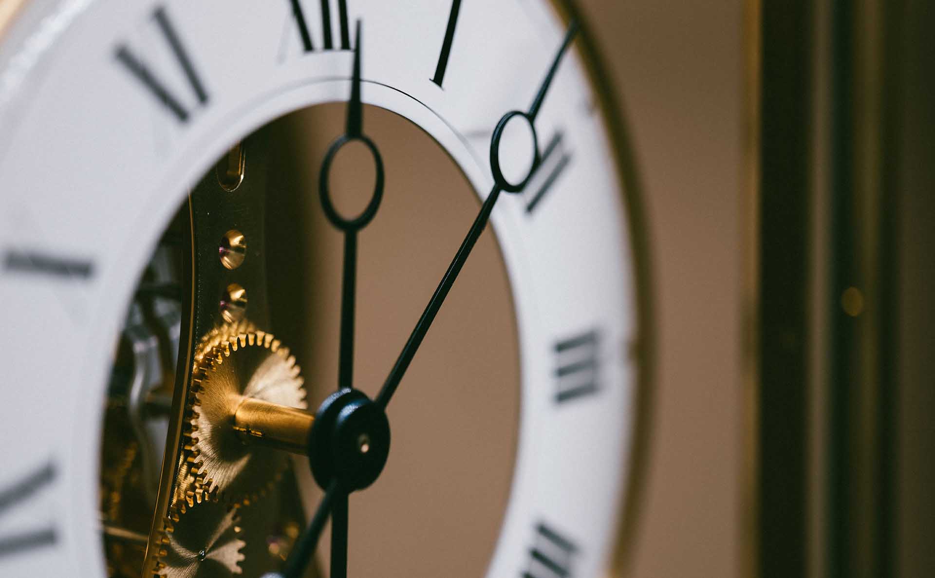 Wanduhr in einem Besprechungszimmer der Bank Gutmann